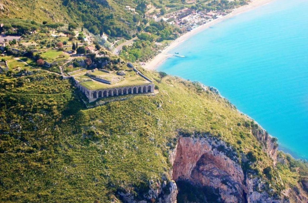 Incantevole Attico 1Minuto Dal Mare Wifi Netflix Terracina Exterior photo